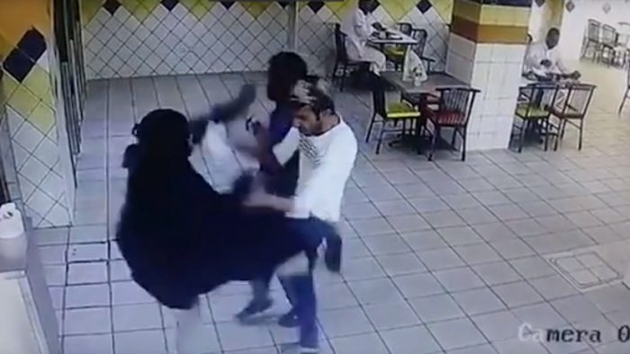 [VIDEO] Mujer agrede a trabajadores de un restaurante con una patada «a lo Mortal Kombat» por un mal servicio