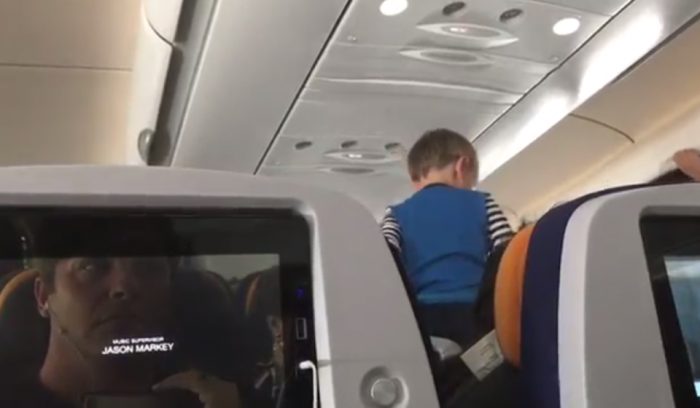 [VIDEO] Niño ‘demoníaco’ grita sin parar durante ocho horas en el vuelo internacional … y sus padres no pudieron hacer nada para detener la rabieta en el aire