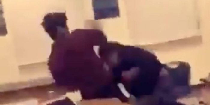 [VIDEO] Profesor es suspendido luego de que comenzara a grabar una pelea entre sus estudiantes en vez de detenerla
