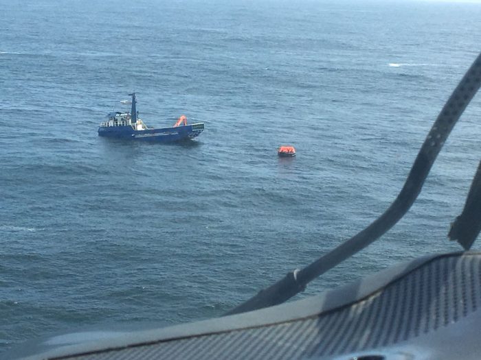 [VIDEO] Armada rescató a 4 pescadores con un helicóptero desde embarcación que se hundía en alta mar