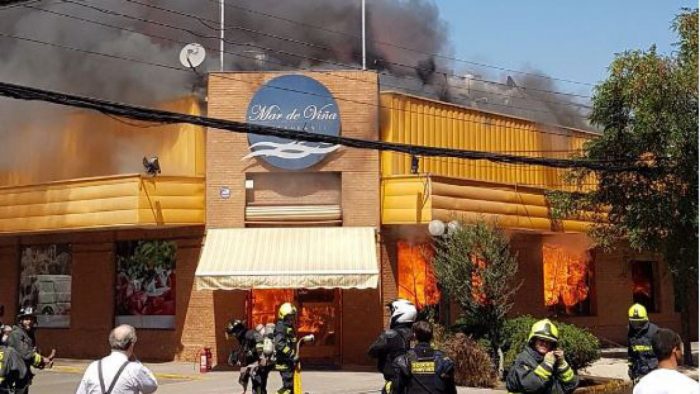 [VIDEO] Las impactantes imágenes que dejó el incendio que consumió por completo conocido restaurant en Providencia