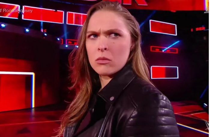 [VIDEO] Ronda Rousey ya hace de las suyas en la WWE: ex estrella de la UFC lanzó a Triple H contra una mesa en su debut oficial