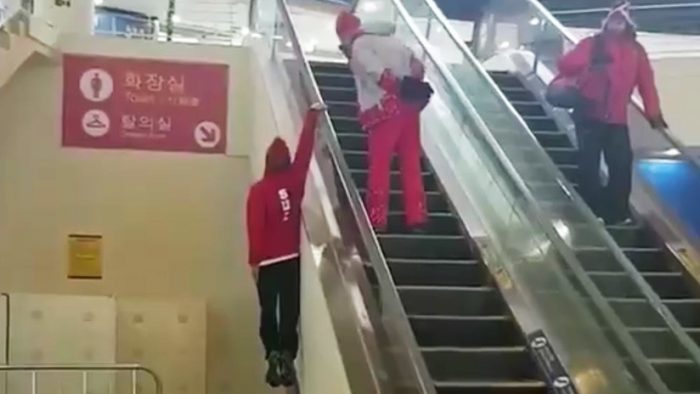 [VIDEO] El «Superman»: Esquiador que participa en los Juegos Olímpicos de Invierno presenta una nueva forma de subir las escaleras mecánicas