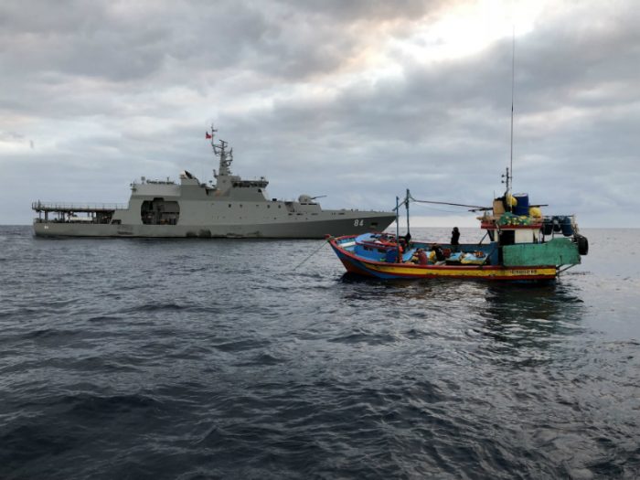 Armada captura dos embarcaciones peruanas en aguas chilenas con cerca de 5 toneladas de tiburón