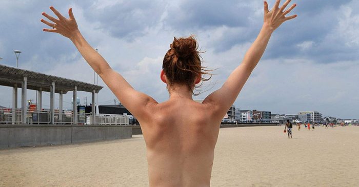 Mujeres se organizan en las playas de la Quinta Región: “El topless o es para todos o no es para ninguno”