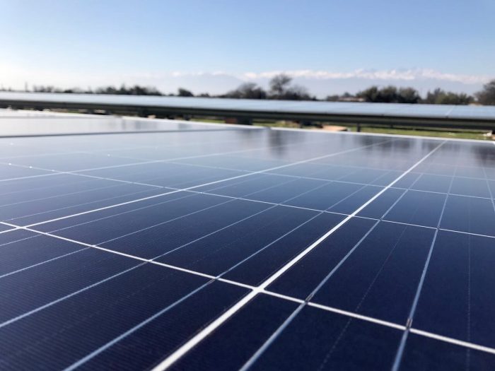 Reiterada alza en las tarifas eléctricas incentiva la instalación de energía fotovoltaica: Conoce sus incalculables beneficios
