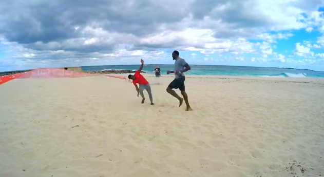[VIDEO] La divertida carrera en la playa que Usain Bolt perdió frente a Kevin Hart
