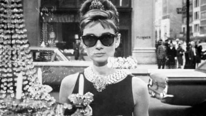 Muere a los 91 años el icónico diseñador de moda francés Hubert de Givenchy, creador de un nuevo estilo de vestir para la mujer moderna