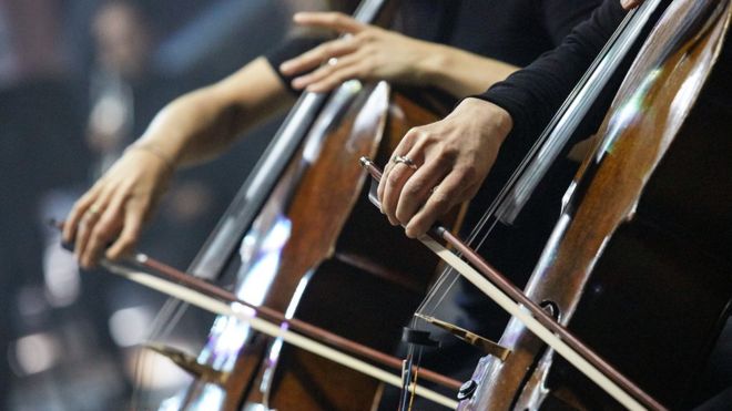 Qué es el “shock acústico” que obligó a un violista a retirarse de la orquesta de la Royal Opera House de Londres