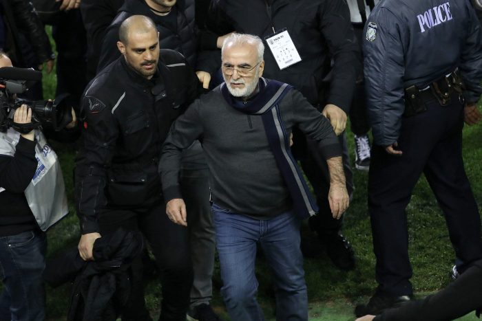 [VIDEO] Escándalo en el fútbol griego luego de que presidente de un club amenazara con un arma al árbitro que había anulado un gol de su equipo