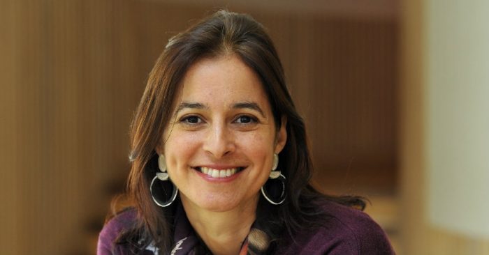 Manola Sánchez, hermana de la ex candidata, explora como comentarista del IPoM