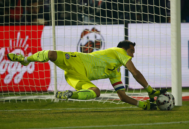 La explicación de Claudio Bravo para restarse de los próximos duelos de la Selección