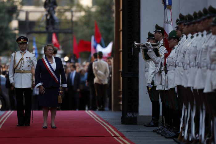 [VIDEO] Guardia del palacio rinde honores por última vez a Michelle Bachelet tras ingresar a La Moneda