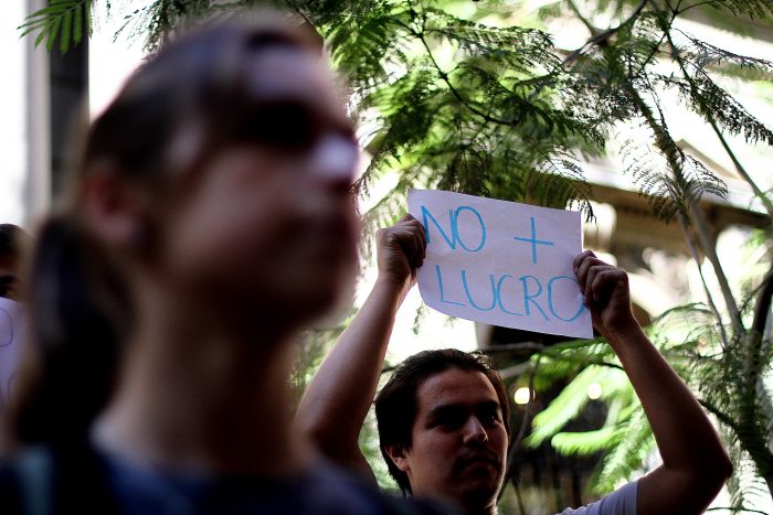Carabineros anunció investigación interna para establecer responsabilidades tras agresión a estudiante en protesta