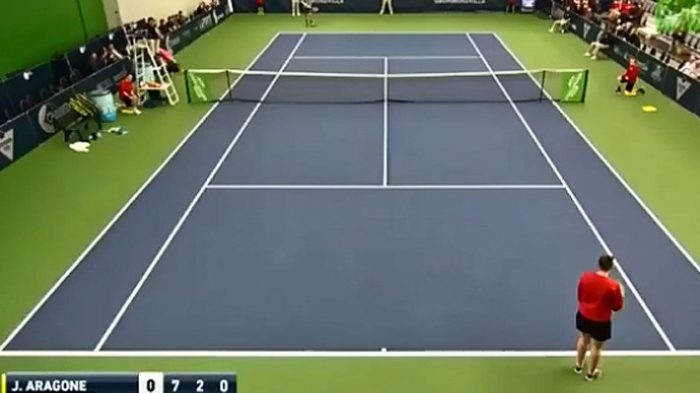 [VIDEO] Frustrado tenista le pasa su raqueta a una pasapelotas para que juegue un punto