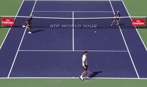 [VIDEO] El asombroso revés de Federer que descolocó a los pasapelotas de Indian Wells