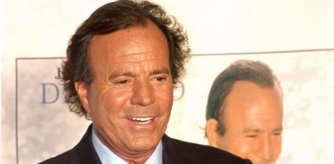 Julio Iglesias niega acusaciones de abuso sexual y otros delitos presentadas por dos extrabajadoras