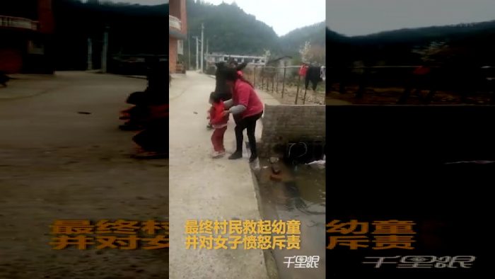 [VIDEO] Mujer arroja a un niño a un canal mientras discutía con otras personas en China