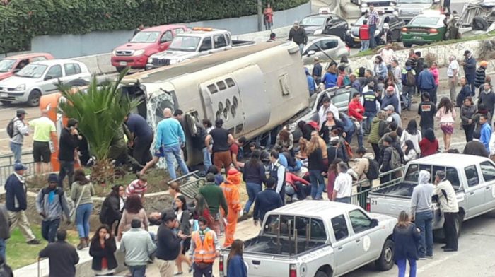 [VIDEO] Accidente múltiple en Valparaíso: bus se vuelca en subida Santos Ossa y aplasta un vehículo menor