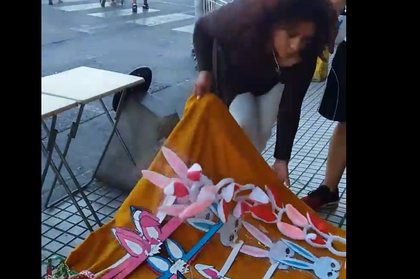 [VIDEO] «Nos trató peor que perros»: denuncian agresión a mujeres que vendían huevitos de chocolate en mall de Puente Alto