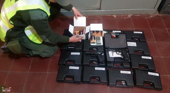 Incautan en Argentina 17 réplicas de armas y municiones procedentes de Chile