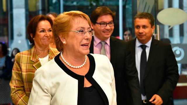 [VIDEO] Michelle Bachelet se autotrollea al recordar chascarro de la página web