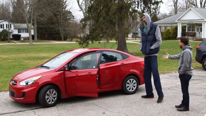 [VIDEO] Al fin puedo vivir tranquilo: Basquetbolista de 2,31 metros enseña cómo entra en un auto compacto