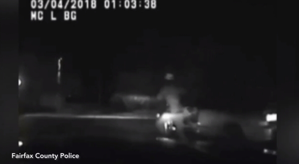 [VIDEO] Conductor ebrio es atropellado por su propio automóvil cuando intentaba escapar de la policía