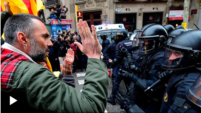 [VIDEO] Los enfrentamientos en Cataluña entre manifestantes y policías tras el arresto de Puigdemont
