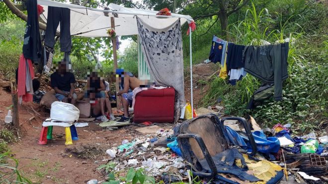 «Duermen dentro de las tumbas»: las terribles condiciones en las que vive un grupo de personas sin hogar en un cementerio de Sao Paulo