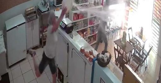 [VIDEO] Mujer repele asalto en Brasil tras arrojar un balde con agua al delincuente