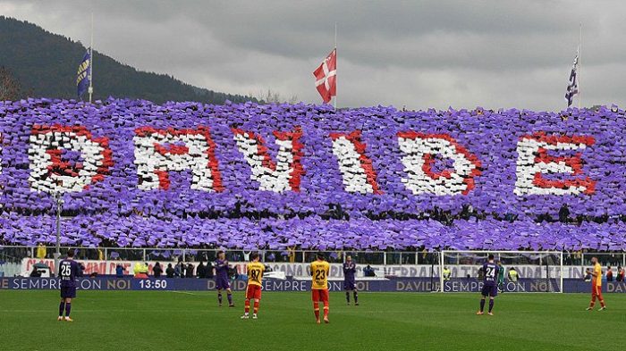 [VIDEO] Fiorentina interrumpe su partido al minuto 13 para homenajear a su fallecido capitán, Davide Astori