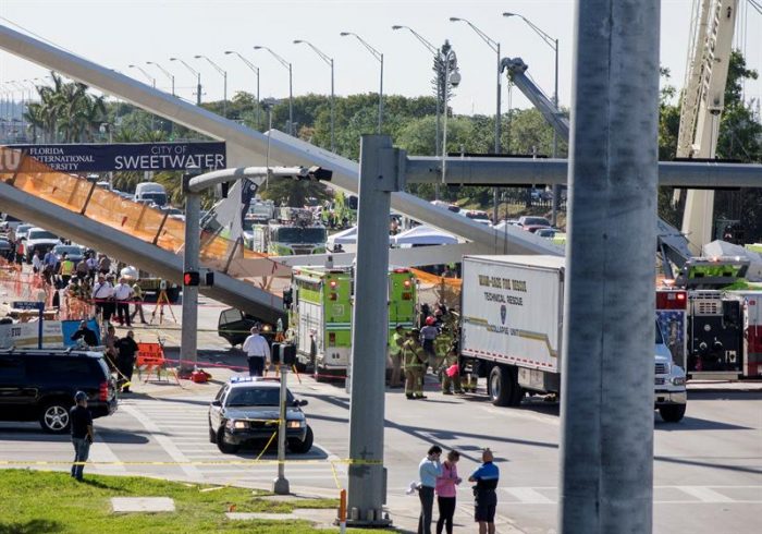 [VIDEO] Al menos seis muertos por derrumbe de un puente peatonal sobre una autopista en Miami