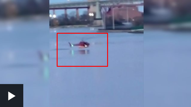 [VIDEO] Las imágenes que filmó un transeúnte del helicóptero que cayó al río Este en Nueva York y dejó 5 muertos