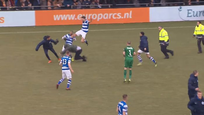 [VIDEO] Justicia por sus propias manos: hinchas invaden campo de juego para golpear a los jugadores rivales