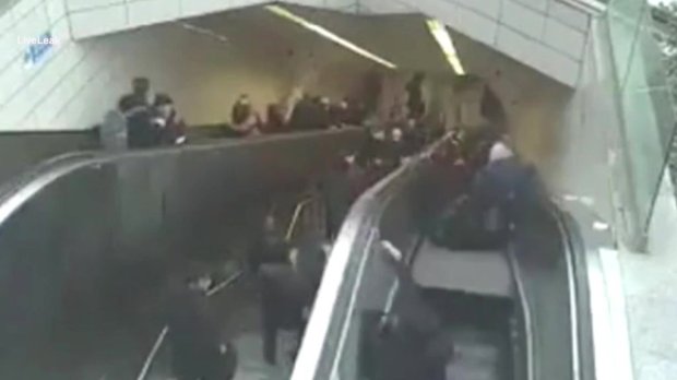 [VIDEO] El aterrador momento en que un hombre es «succionado» por una escalera mecánica en Turquía
