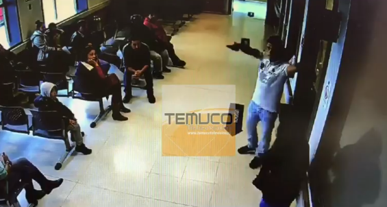 [VIDEO] Nada de paciente: hombre amenaza con pistola para exigir atención en Hospital de Pitrufquen