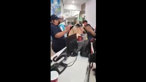 [VIDEO] Denuncian que joven madre debió atender con su bebé en brazos una heladería de Puerto Montt