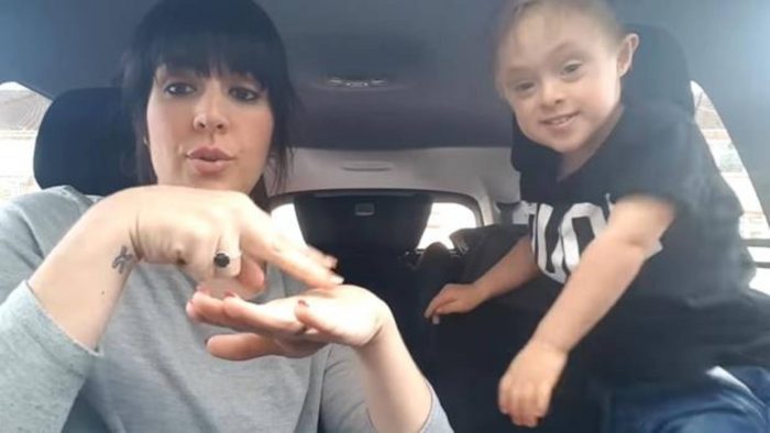 [VIDEO] El emocionante karaoke de 50 niños con síndrome de Down cantando junto a sus madres