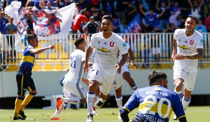 Universidad de Chile consigue un triunfo en los descuentos ante Everton que le permiten seguir luchando la cima de la tabla