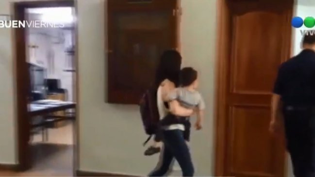 [VIDEO] Consternación en Argentina luego de que madre intentara «regalar» a su hijo en Tribunales