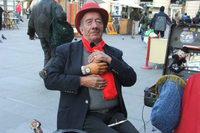 [VIDEO] El arte callejero está de luto: fallece el «Mago Palito», reconocido artista callejero de Santiago