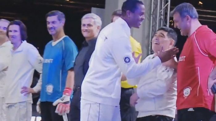 [VIDEO] ¿A lo Bielsa?: Maradona fue ignorado por Kluivert en el «Partido de la paz»