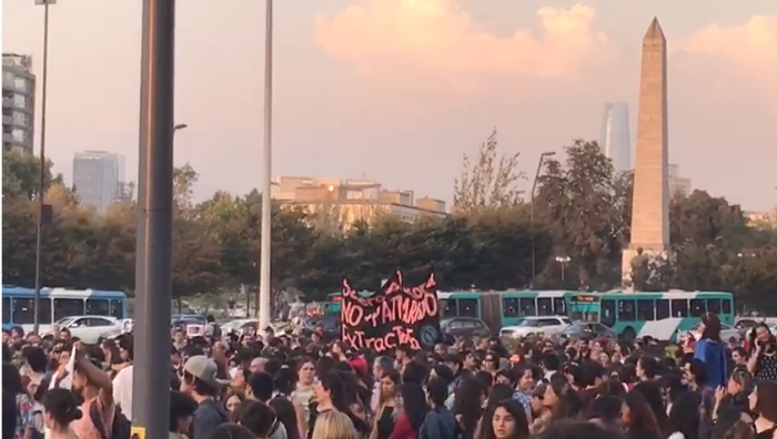 [VIDEO] Masiva marcha en Santiago en conmemoración del Día de la Mujer