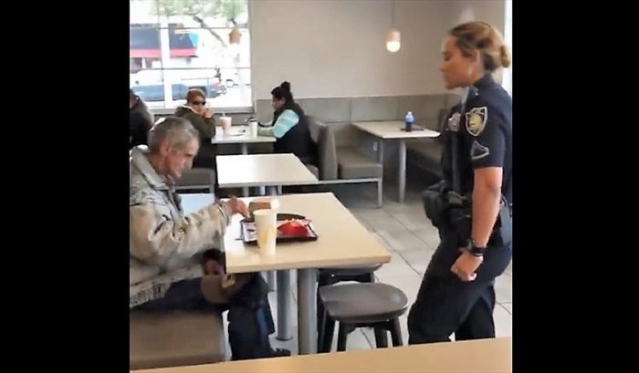 [VIDEO] Cliente es expulsado de un McDonald’s por querer dar de comer a un mendigo
