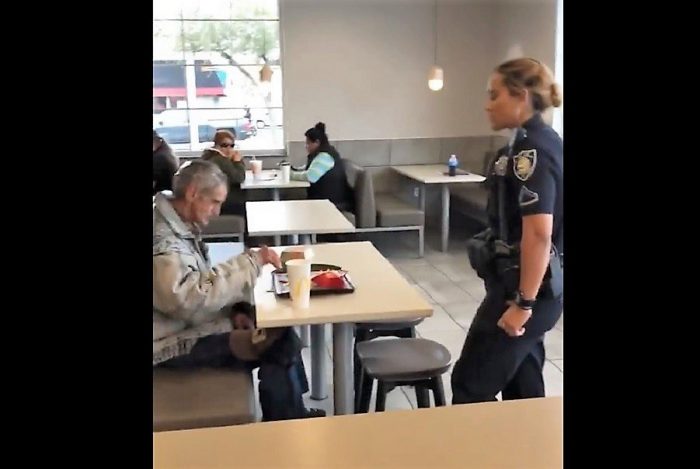 [VIDEO] Repudio mundial por famoso local de comida rápida que expulsa a un mendigo que había sido invitado a comer por otro cliente