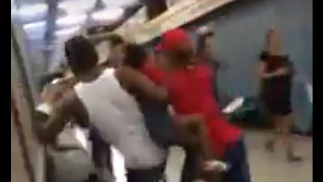 [VIDEO] Llegó marzo: captan violenta pelea en la línea 2 del metro