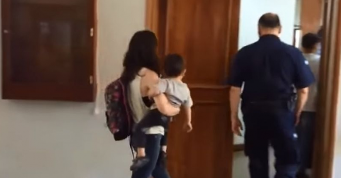 [VIDEO] Joven argentina intentó regalar a su pequeño hijo a tribunales: «No lo puedo cuidar más»