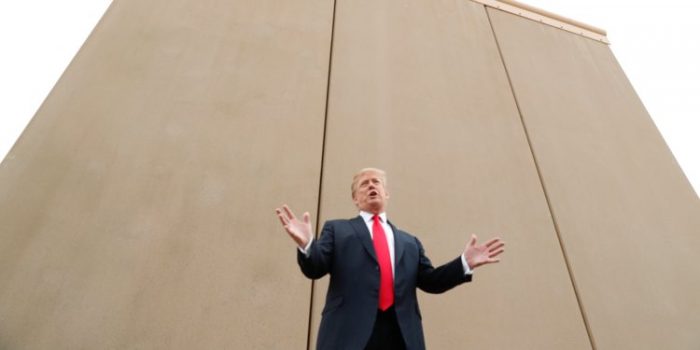 [VIDEO] Donald Trump «de compras» elige el muro que quiere construir en frontera con México