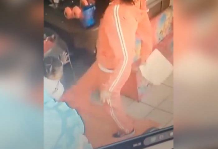 [VIDEO] Graban a niñera pateando a gemelos de dos años en México y la policía local considera que «no es evidencia suficiente»